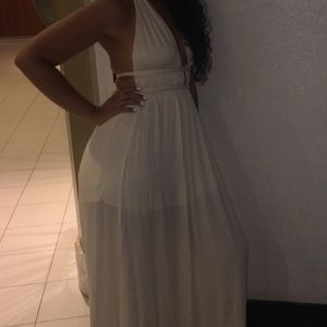 White maxi dress only worn once ! Size M